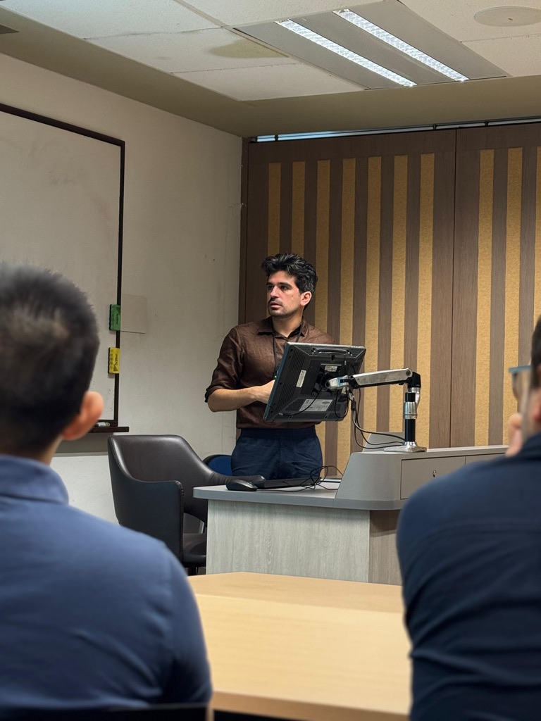 Mateo Rodríguez Polo giving a talk in a lecture room